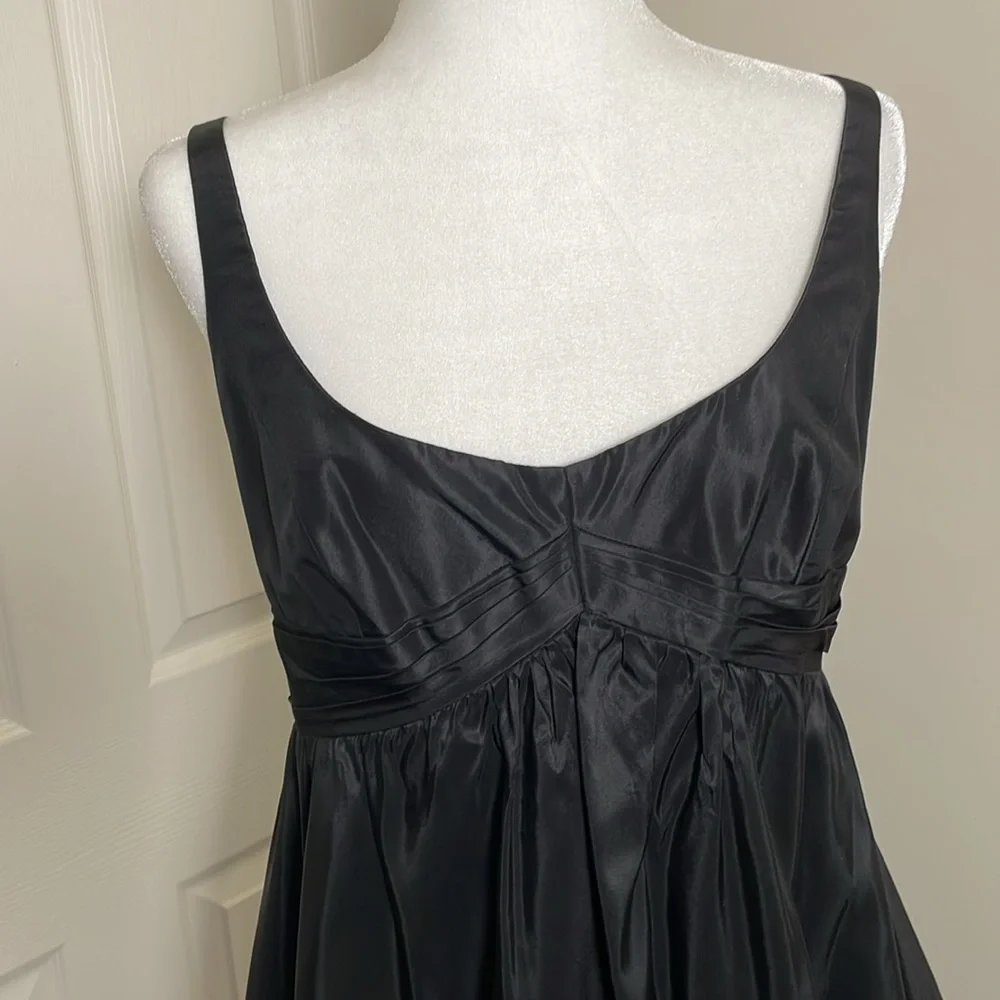 Carmen Marc Valvo: Silk Cocktail Dress with Bubble Hem - Picture 2 of 15